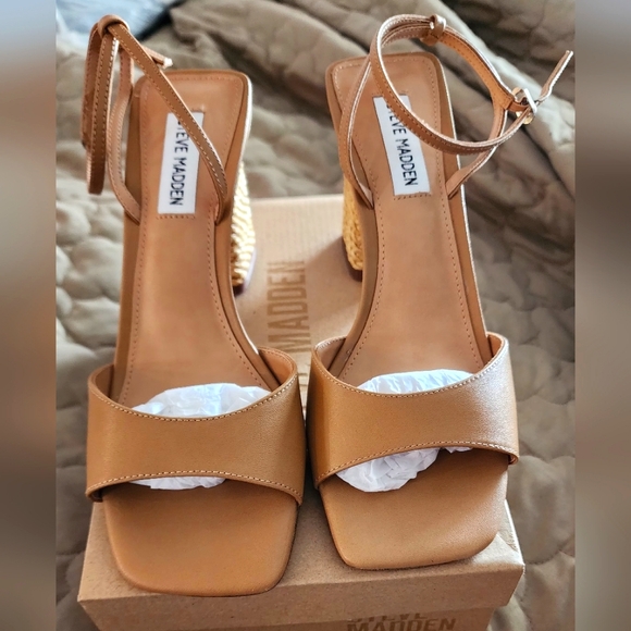 Steve Madden Shoes - NWOT! Tan Heels with Ratan Detail
